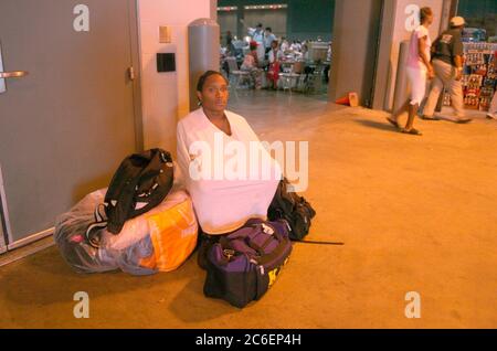 Austin, Texas 3. September 2005: Flüchtlinge aus dem Hurrikan Katrina strömen weiterhin in texanische Unterkünfte, darunter das Austin Convention Center, das in den nächsten drei Tagen über 5.000 Menschen erwartet. Guy Henderson aus New Orleans wartet vor den Türen des Convention Center auf Familienmitglieder. ©Bob Daemmrich Stockfoto