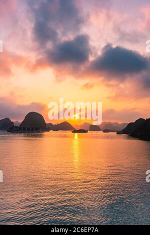Fantastischer Sonnenuntergang über ha Long Bay, Vietnam Stockfoto