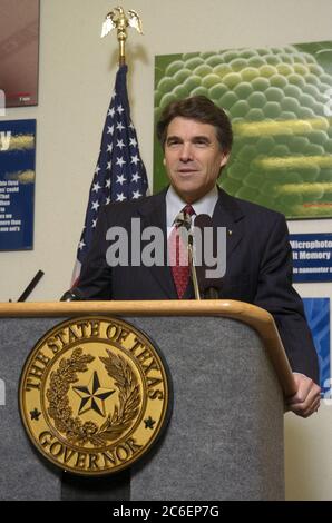 Austin, Texas, USA, 13. Juni 2005: Rick Perry, texanischer Staatssekretär, spricht bei einer feierlichen Gesetzesunterzeichnung für eine Gesetzgebung, die Investitionen in die texanische High-Tech-Industrie ankurbelt. Die Unterzeichnung erfolgt in der 1,3 Milliarden US-Dollar schweren Samsung-Halbleiterfabrik im Vorort Austin. ©Bob Daemmrich Stockfoto