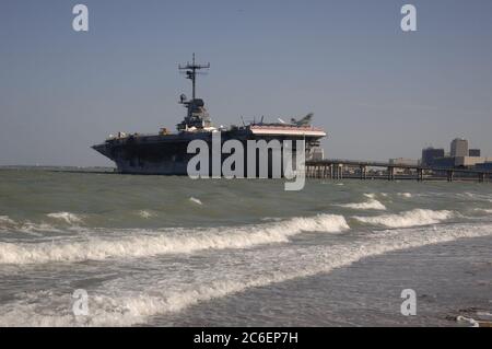 Corpus Christi, Texas USA, 13. Juli 2005: Die Skyline von Corpus Christi, Texas, schaut nach Süden in Richtung der USS Lexington Touristenattraktion an der Nordküste des Corpus Christi Hafens. ©Bob Daemmrich Stockfoto