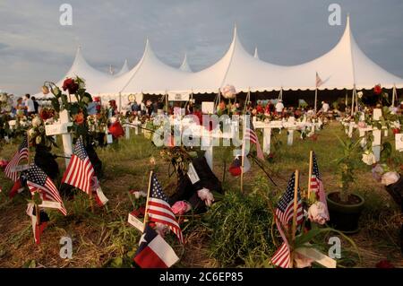 Crawford, Texas, 28. August 2005: Antikriegsaktivisten und Familienmitglieder richteten Kreuze zum Gedenken an amerikanische Militärangehörige ein, die im Irak in Camp Casey II in der Nähe der Ranch des US-Präsidenten George W. Bush getötet wurden, wo der Präsident Urlaub macht ©Bob Daemmrich Stockfoto