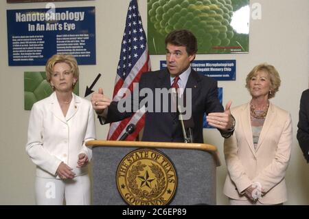 Austin, Texas, USA, 13. Juni 2005: Rick Perry, texanischer Staatssekretär, spricht bei einer feierlichen Gesetzesunterzeichnung für eine Gesetzgebung, die Investitionen in die texanische High-Tech-Industrie ankurbelt. Die Unterzeichnung erfolgt in der 1,3 Milliarden US-Dollar schweren Samsung-Halbleiterfabrik im Vorort Austin. Von links nach rechts sehen Sie die Außenministerin Jeanne Morrison, Gouverneur Perry, und die Senatorin Florence Shapiro, ©Bob Daemmrich Stockfoto