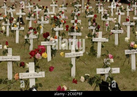 Crawford, Texas, 28. August 2005: Kreuze und Blumen von Antikriegsaktivisten in Camp Casey II in der Nähe der Ranch des US-Präsidenten George W. Bush Camp Casey Crawford ©Bob Daemmrich Stockfoto