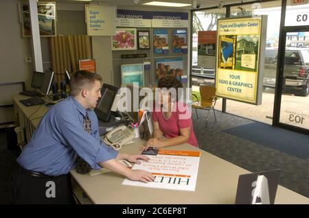 Austin, Texas USA, 11. Mai 2005: Das Zeichen- und Grafikzentrum von Fedex Kinko's im Norden von Austin bietet große Grafik- und Schilderdienste. ©Bob Daemmrich Stockfoto