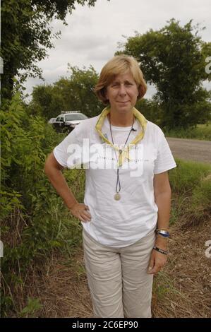 Crawford, Texas, 28. August 2005: Die Antikriegsaktivistin Cindy Sheehan steht vor einer Blockade auf der Straße, die zur Ranch des US-Präsidenten George W. Bush führt, etwa 16 Meilen von Crawford entfernt. Sheehan, dessen Sohn Casey 2004 im Irak starb, hat während der Sommerferien des Präsidenten eine Reihe von Protesten in der Nähe der texanischen Ranch der Büsche organisiert. ©Bob Daemmrich Stockfoto