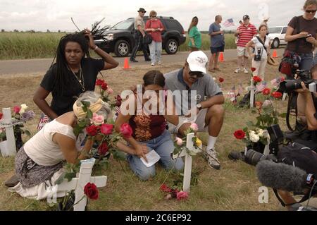 Crawford, Texas, 28. August 2005: Antikriegsaktivisten und Familienmitglieder trauern an den Kreuzen zum Gedenken an amerikanische Militärs, die im Irak getötet wurden und in Camp Casey II in der Nähe der Ranch des US-Präsidenten George W. Bush platziert wurden, wo der Präsident Urlaub macht ©Bob Daemmrich Stockfoto