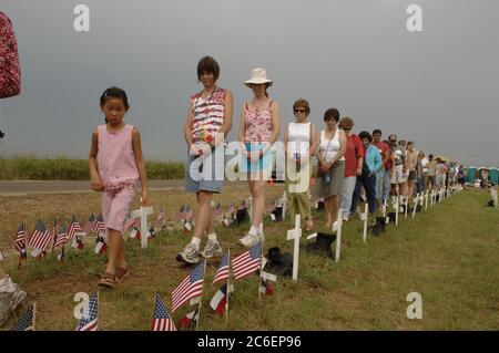 Crawford, Texas 28. August 2005: Antikriegsaktivisten in Camp Casey II nahe der Ranch des US-Präsidenten George W. Bush Crawford, Texas 28. August 2005: Antikriegsaktivistin Cindy Sheehan (rechts) verabschiedet sich von Rev. Al Sharpton (links) in Camp Casey II nahe der Ranch von US-Präsident George W. Bush in Texas. Sheehan, dessen Sohn Casey 2004 im Irak starb, hat während der Sommerferien des Präsidenten eine Reihe von Protesten in der Nähe der texanischen Ranch der Büsche organisiert. ©Bob Daemmrich ©Bob Daemmrich Stockfoto