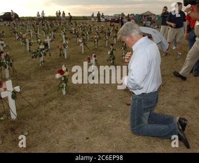 Crawford, Texas 28. August 2005: Der Anti-Kriegs-Aktivist und Schauspieler Martin Sheen kniet vor Kreuzen im Camp Casey II in der Nähe der Ranch von Präsident Bush. Foto von Bob Daemmrich Stockfoto