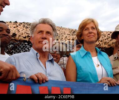 Crawford, Texas, 28. August 2005: Martin Sheen posiert mit Cindy Sheehan im Camp Casey II während Antikriegsaktivitäten am Sonntag vor Präsident Bushs Ranch. Sheehan, dessen Sohn Casey 2004 im Irak starb, hat während der Sommerferien des Präsidenten eine Reihe von Protesten in der Nähe der texanischen Ranch der Büsche organisiert. ©Bob Daemmrich Stockfoto