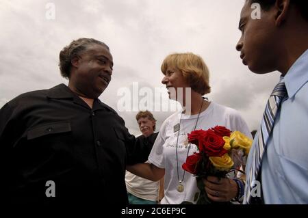 Crawford, Texas, 28. August 2005: Die Antikriegsaktivistin Cindy Sheehan (rechts) verabschiedet sich von Rev. Al Sharpton (links) in Camp Casey II in der Nähe der Texas Ranch von US-Präsident George W. Bush. Sheehan, dessen Sohn Casey 2004 im Irak starb, hat während der Sommerferien des Präsidenten eine Reihe von Protesten in der Nähe der texanischen Ranch der Büsche organisiert. ©Bob Daemmrich Stockfoto