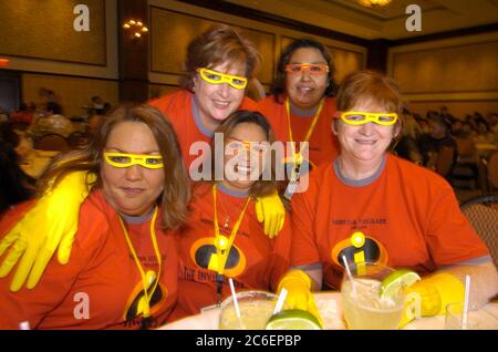 Grapevine, Texas, USA, Mai 2005: Kongressteilnehmer in identischen Kostümen haben Spaß bei einem 1950er Jahre Motto auf der jährlichen Konferenz eines Texas State Trade Association. ©Bob Daemmrich Stockfoto