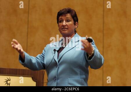 Grapevine, Texas USA, Mai 2005: Auf der jährlichen Geschäftsversammlung eines texanischen Staatshandelsverbands hält ein Referent einen Vortrag auf einem Seminar für Immobilienmanager. © Bob Daemmrich Stockfoto