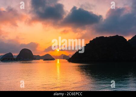 Fantastischer Sonnenuntergang über ha Long Bay, Vietnam Stockfoto