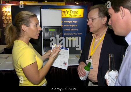 Grapevine, Texas USA, Mai 2005: Während der jährlichen Geschäftsversammlung der Texas Apartment Association präsentiert ein Unternehmensvertreter potenziellen Kunden auf der Messe. ©Bob Daemmrich Stockfoto