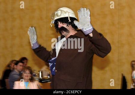 Grapevine, Texas, USA, Mai 2005: Referent auf der Geschäftskonferenz dons Construction Safety Equipment, um seinen Standpunkt während der Präsentation der professionellen Entwicklung zu vertreten. ©Bob Daemmrich Stockfoto