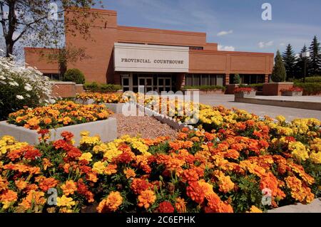 Medicine hat, Alberta Kanada 27. Juli 2005: Provincial Courthouse Building in Downtown Medicine hat. Die Stadt Medicine hat ist bekannt als die Gas City und die sonnigste Stadt Kanadas und hat etwa 65.000 Einwohner. Es liegt in der Prärie etwa 186 Meilen südöstlich von Calgary. ©Bob Daemmrich Stockfoto