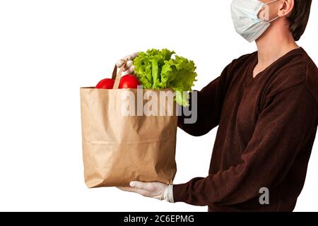 Smart Food Delivery Service Mann, der frische Lebensmittel an den Empfänger und Kunden, die Bestellung vom Kurier zu Hause, Express-Lieferung, Lebensmittellieferung, auf Stockfoto