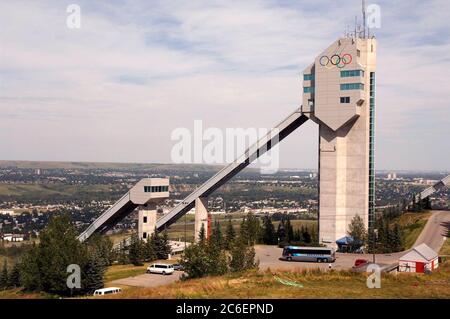 Calgary, Alberta, KANADA 27. Juli 2005: Die 90 Meter lange Skisprungplattform im Canada Olympic Park ist im Sommer ein Wahrzeichen der Touristen in Calgary. Es wurde für die Olympischen Winterspiele 1988 gebaut. ©Bob Daemmrich Stockfoto