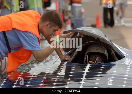 College Station, Texas, USA, 15. Juli 2005: College Student spricht mit dem Fahrer seines Teams bei Qualifikationsrennen für experimentelle Solarautos, die von College-Teams gebaut wurden, bevor das North American Solar Challenge 2.500 km Solar Car-Rennen von Austin, Texas, nach Calgary, Alberta, Kanada, begann. Die 10-tägige Veranstaltung umfasst 22 College- und Universitätsteams aus den USA und Kanada. ©Bob Daemmrich Stockfoto