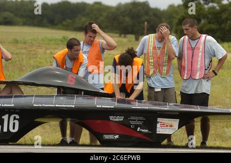 Hico, Texas, USA, 18. Juli 2005: Das Solarauto der Stanford University hat Probleme auf halbem Weg von Austin nach Weatherford, Texas, bei dem ersten Tag im Regen beim North American Solar Challenge 2.500 km langen Solarwaggonrennen von Austin, Texas, nach Calgary, Alberta, Kanada. Die 10-tägige Veranstaltung umfasst 22 College- und Universitätsteams aus den USA und Kanada. ©Bob Daemmrich Stockfoto