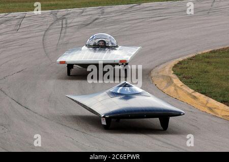 College Station, Texas, USA, Juli 15 2005: Fahrzeuge fahren auf einer Rennstrecke während Qualifikationsrennen für experimentelle Solarautos, die von College-Teams gebaut wurden, um sich auf die North American Solar Challenge vorzubereiten, ein 2.500-km-Solarrennen von Austin, Texas, nach Calgary, Alberta, Kanada. Die 10-tägige Veranstaltung umfasst 22 College- und Universitätsteams aus den USA und Kanada. ©Bob Daemmrich Stockfoto