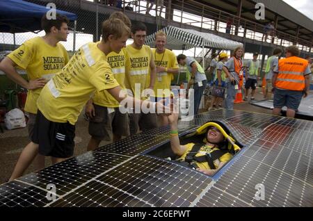 College Station, Texas, USA, 15. Juli 2005: Teamkollegen der University of Michigan bereiten sich auf ein Qualifikationsrennen vor dem Start des 2.500 km langen Solar-Car-Rennens North American Solar Challenge von Austin, Texas, nach Calgary, Alberta, Kanada. Die 10-tägige Veranstaltung umfasst 22 College- und Universitätsteams aus den USA und Kanada. ©Bob Daemmrich Stockfoto