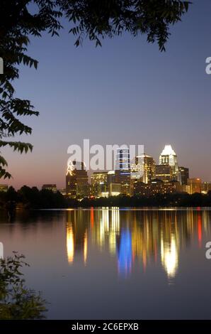 Juni, 2005 Austin, Texas Skyline vom Südufer des Town Lake aus gesehen, mit Blick nach Westen auf den Sonnenuntergang.©Bob Daemmrich/ Stockfoto