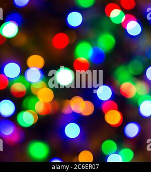 Mehrfarbiger abstrakter Bokeh-Hintergrund. Bokeh leuchtet auf schwarzem Hintergrund. Stockfoto