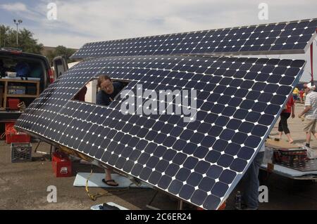 Weatherford, Texas, USA, 18. Juli 2005: Das Solarauto der University of California-Berkeley lädt sich im 2.500-km-Rennen der North American Solar Challenge von Austin, Texas, nach Calgary, Alberta, Kanada, auf. Die 10-tägige Veranstaltung umfasst 22 College- und Universitätsteams aus den USA und Kanada. ©Bob Daemmrich Stockfoto