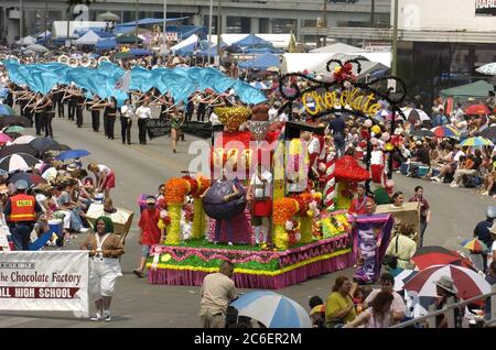 San Antonio, Texas, USA, 22 2005. April: Die jährliche Parade „Battle of the Flowers“ zieht sich während der Fiesta-Feier durch die Innenstadt. Die Veranstaltung zieht 300.000 Zuschauer an. Der farbenfrohe Floß zollt Charlie und dem Film über die Schokoladenfabrik Tribut. ©Bob Daemmrich Stockfoto