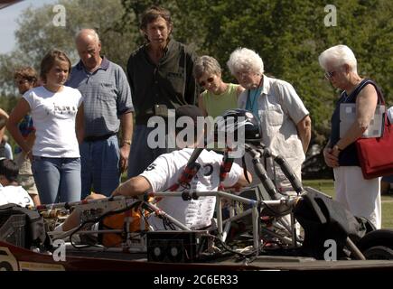 Medicine hat, Alberta 26. Juli 2005: Neugierige Zuschauer stellen Fragen an den Solar-Car-Fahrer der Illinois State University (USA) bei einem Zwischenstopp während der North American Solar Challenge, einem 2.500 km langen Solar-Car-Rennen von Austin, Texas, nach Calgary, Alberta, Kanada. Die 10-tägige Veranstaltung umfasst 22 College- und Universitätsteams aus den USA und Kanada. ©Bob Daemmrich Stockfoto