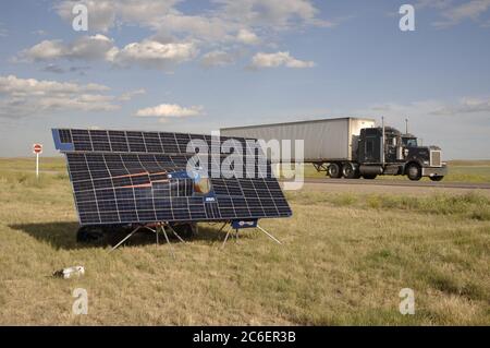 Tompkins, Saskatchewan 25. Juli 2005: Das Solarauto der Auburn University (USA) fängt die letzten Sonnenstrahlen der Abendsonne auf dem Trans Canada Highway während der North American Solar Challenge, einem 2.500 km langen Solar-Car-Rennen von Austin, Texas, nach Calgary, Alberta, Kanada. Die 10-tägige Veranstaltung umfasst 22 College- und Universitätsteams aus den USA und Kanada. ©Bob Daemmrich ©Bob Daemmrich / Stockfoto