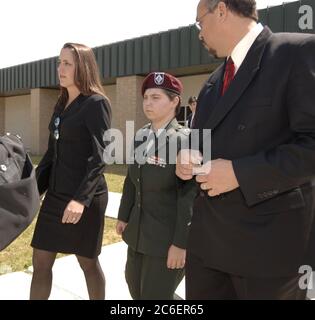 Fort Hood, Texas, USA, 2. Mai 2005: PFC Lynndie R. England trifft mit ihren Anwälten am ersten Tag ihres Prozesses im Abu Ghraib-Gefängnisskandal im Irak im Militärgericht am Fort Hood-Armeeposten ein. ©Bob Daemmrich Stockfoto
