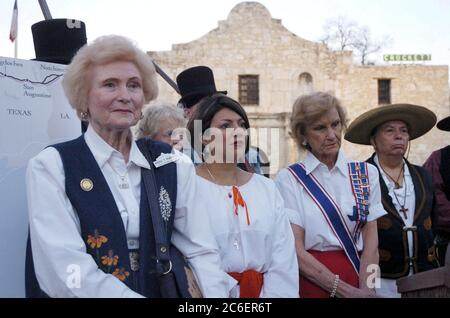 San Antonio, Texas, USA, März 22 2005: Mitglieder der Töchter der Republik Texas, Hüter des Alamo-Schreins im Alamo, hören einem Redner vor dem Alamo zu. ©Bob Daemmrich Stockfoto