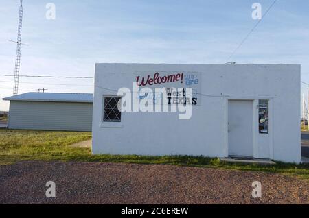 Fort Stockton, Texas: März 2005: Immobilienbüro an der Hauptstraße der Stadt im staubigen Westen von Texas. ©Bob Daemmrich Stockfoto