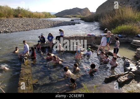 Big Bend National Park, Texas 2005. März: Touristenmassen entspannen sich in den heißen Quellen am Rio Grande River im Big Bend National Park. Die Quellen waren in den frühen 1900er Jahren als Ort der Heilung berühmt. ©Bob Daemmrich Stockfoto