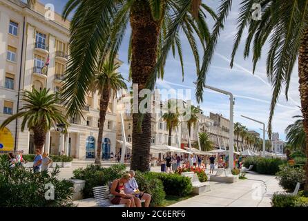 Die Riva Promenade mit Menschenmassen, Split, Kroatien Stockfoto