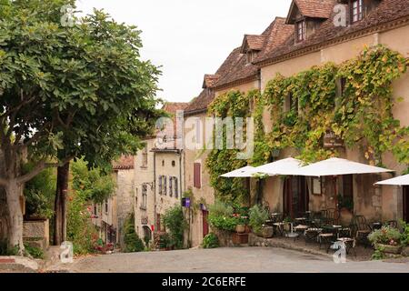 Alte cliffside Stadt, ein Mitglied der "schönsten Dörfer Frankreichs", Saint-Cirq-Lapopie, Frankreich Stockfoto