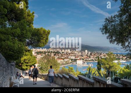 Leute, die mit Blick vom Marjan Forest Park, Split, Kroatien spazieren Stockfoto