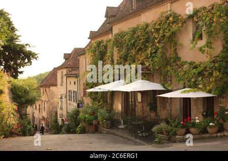 Alte cliffside Stadt, ein Mitglied der "schönsten Dörfer Frankreichs", Saint-Cirq-Lapopie, Frankreich Stockfoto