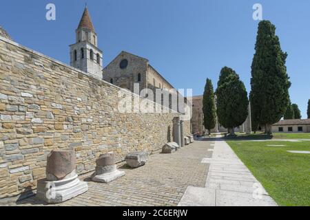 Aquileia, Italien. Juli 2020. Einige römische archäologische Funde vor der Basilika von Aquileia, Italien Stockfoto