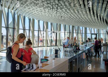 Verkostungsraum und Aussichtspunkt auf dem Museum La Cite du Vin, Bordeaux City, Frankreich Stockfoto