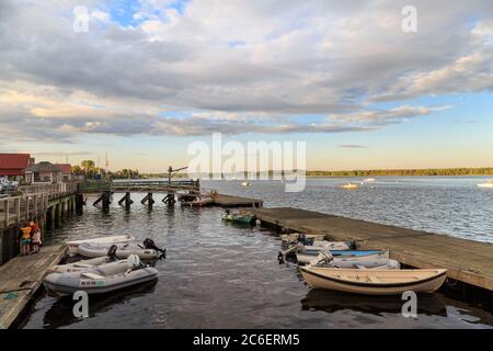 Hafen mit Booten und Dock im Sommer, Castine, Maine, New England, USA Stockfoto