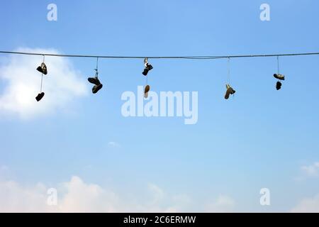 Sneaker auf einem elektrischen Draht Stockfoto