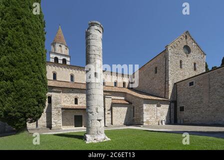 Aquileia, Italien. 5. Juli 2020 .eine römische Säule vor der Basilika von Aquileia, Italien Stockfoto