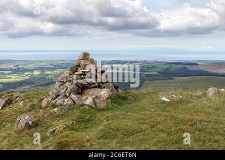 Cairn on Cat Bields mit Blick nach Westen zur Küste bei Seascale, Wasdale, Lake District, Cumbria, Großbritannien Stockfoto