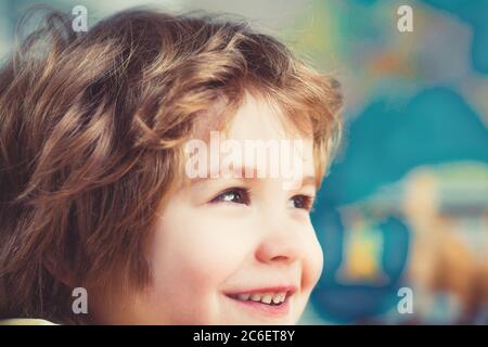 Nahaufnahme Porträt eines aufgeregt kleinen Jungen lachen. Stockfoto