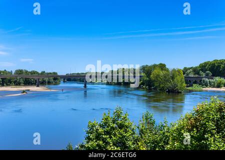 Blick nach Osten entlang der Loire von der Hängebrücke Pont de Fil, Tours, Frankreich. Stockfoto