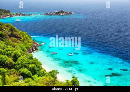 Aussichtspunkt der Similan Inseln, schöner weißer Sandstrand und türkisfarbenes Wasser der Andaman See, Phangnga, Thailand. Blick auf den schönen tropischen Strand Stockfoto