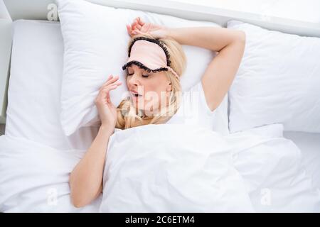 Hoher Winkel über Ansicht Nahaufnahme Foto charmante blonde Dame liegen Bettwäsche Bett Decke Wochenende samstag Morgen Gähnen früh aufwachen Aufenthalt in Quarantäne Stockfoto